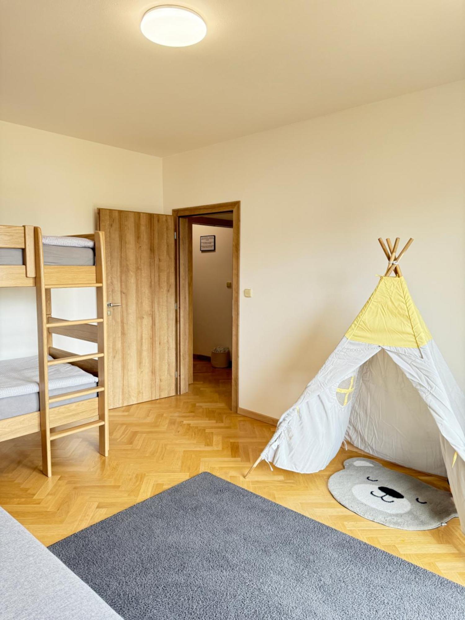 Familyvilla, New 4 Luxury Big Apartments, Parking Praga Esterno foto