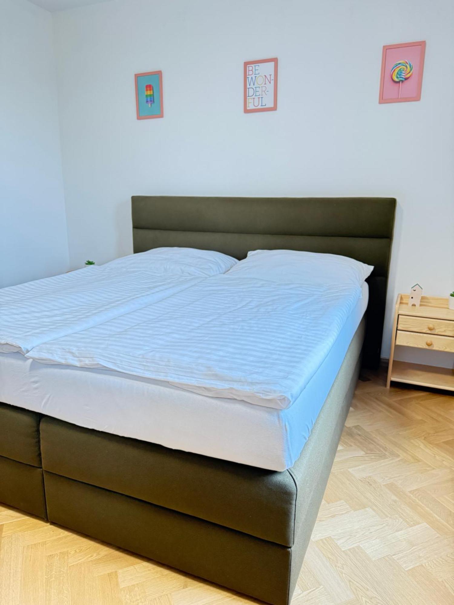 Familyvilla, New 4 Luxury Big Apartments, Parking Praga Esterno foto